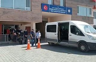Otelinde kaçak göçmen saklayan 2 otel sahibi ile...