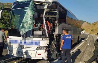 Otobüs ile tır çarpıştı: 1’i ağır 3 yaralı