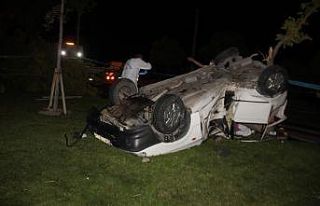 Otomobil ağacı koparıp takla attı: 1 ölü, 2...