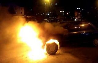 Otomobil alev alev yandı, o anlar kameraya yansıdı