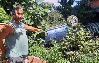 Otomobil bahçeye daldı, faciadan dönüldü