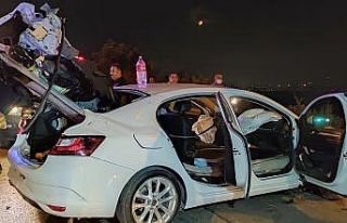 Otomobil bariyerlere ok gibi saplandı: 4 yaralı