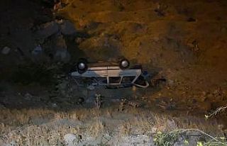 Otomobil boş arsaya uçtu: 3 yaralı