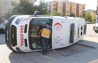 Otomobil ile çarpışan ambulans yan yattı: 4 yaralı