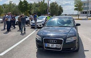 Otomobil ile çarpışan motosikletin sürücüsü...