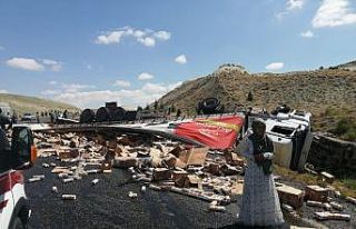 Otomobil ile çarpışan tır devrildi, meyve suyu...