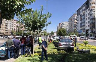 Otomobil ile mobilet çarpıştı: 3 yaralı