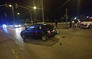 Otomobil ile motosiklet kavşakta çarpıştı