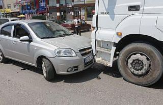 Otomobil ile tır kafa kafaya çarpıştı: 1 yaralı