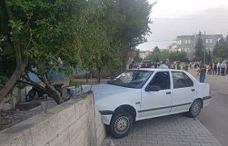 Otomobil kaldırımda duran gençlerin arasına daldı:...