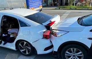 Otomobil kırmızı ışıkta bekleyen araca çarptı:...