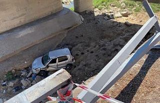 Otomobil köprüden düştü: 2 yaralı