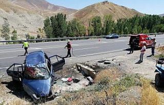 Otomobil menfez köprüsüne çarptı: 4 yaralı