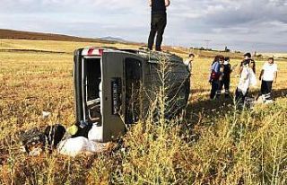 Otomobil metrelerce takla attı: 1’i çocuk 4 yaralı