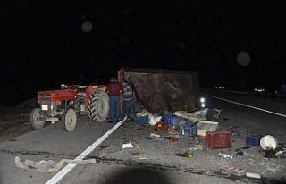 Otomobil traktöre arkadan çarptı: 2 yaralı