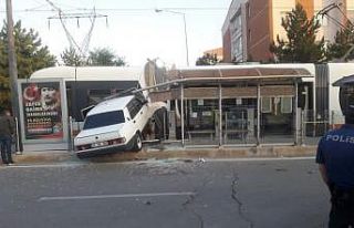 Otomobil tramvaya çarptı: 1 yaralı