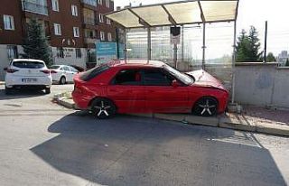 Otomobile çarpan araç durağa savruldu; 5 yaralı