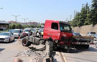 Otomobile çarpmamak için manevra yapan tır karşı...