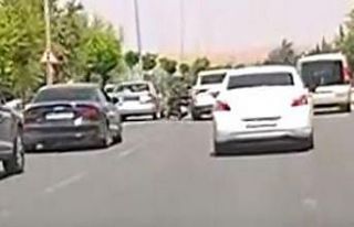 Otomobilin altında kalmaktan son anda kurtuldu