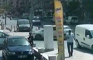 Otomobilin çarptığı genç kız metrelerce savruldu