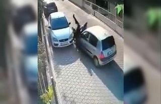 Otomobilin çarptığı yayalar araçların arasında...