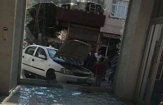 Otomobilin işyerine dalma anı kamerada