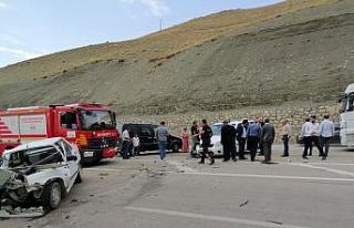 Otomobille hafif ticari araç çarpıştı: 6 yaralı