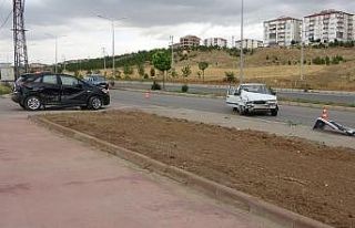 Otomobiller çarpıştı: 3 yaralı