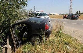 Otomobiller çarpıştı, biri bahçeye daldı: 4...