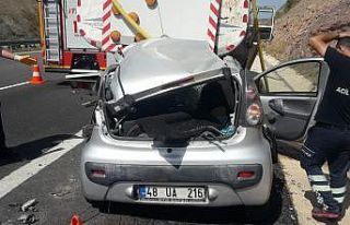 Otoyolda sulama yapan tankere çarpan kadın sürücü...