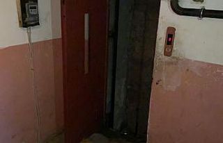 Oturduğu apartmanın asansör boşluğunda ölü...