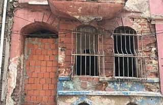 (Özel) Beyoğlu’nda bulunan tarihi binaların kapıları...