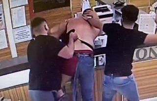 (Özel) Esenyurt’ta 5 kişi bir adamı sokak ortasında...