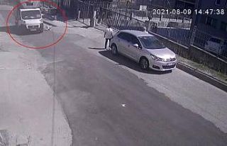 (Özel) Esenyurt’ta hızla gelen kamyonet köpeğe...