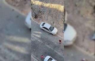 (Özel) Esenyurt’ta kızgın kadın arabayı taşa...