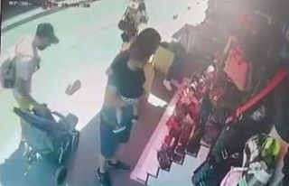 (Özel) Fatih’te hırsız turistlerin çantasını...