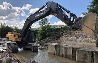 Özel İdare selin yaralarını sarıyor