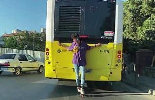 (Özel) Sancaktepe’de patenle dans eden gencin tehlikeli...
