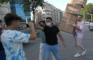 ÖZEL) TikTok fenomeni Semih Varol’dan Taksim Meydanı’nda...