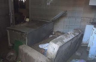 (Özel) Yaşlı çift sel dehşetini korku dolu gözlerle...