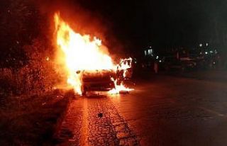 Pakistan’da yolcu minibüsü alev topuna döndü:...