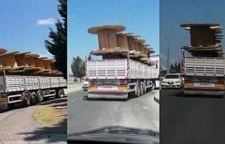 Palet taşıyan tırın tehlike saçtığı anlar...