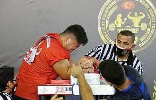Pandemi döneminde ilk kez düzenlenen bilek güreşi...
