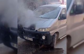 Park halindeki hafif ticari araç alev aldı