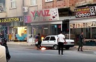 Park halindeki otomobil alev aldı