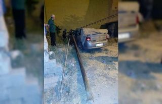 Park halindeki otomobilin üstüne elektrik direği...