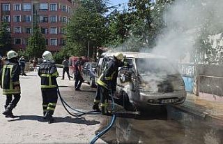 Park halindeki ticari araç alev alev yandı