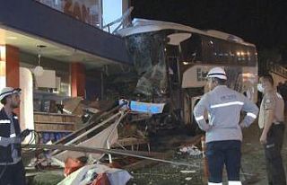 Park halindeki yolcu otobüsünün freni boşaldı,...