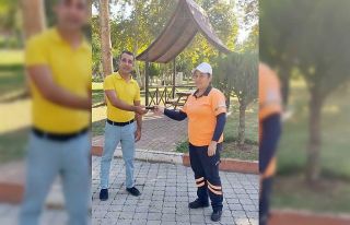 Parkta bulduğu cüzdanı, sahibine teslim etti
