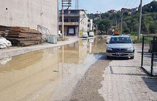 Patlayan su borusu yolları göle çevirdi